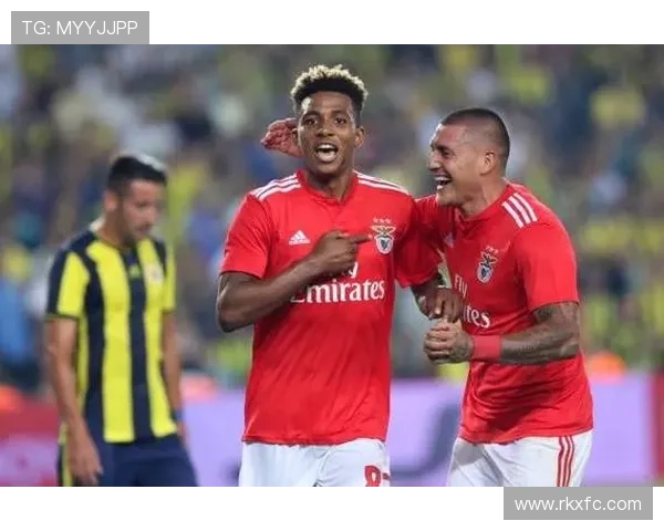 足球明星齐聚一堂畅谈梦想与荣耀的精彩时刻